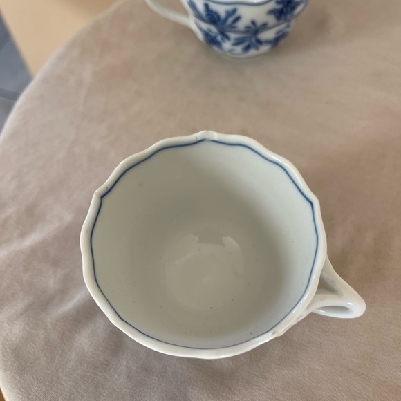 2 Meissen Blue Onion Mini Floral Teacups Vintage Germany Fine China Rare Antique - Picture 6 of 8